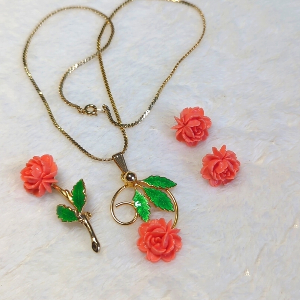 Vintage 70's Coral Resin & Enamel Floral Pendant, Brooche and Pierced Earrings - Picture 7 of 12